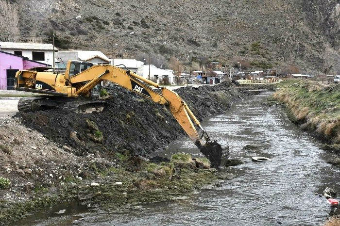 Mediante convenio con el IPA, se realiza la limpieza del arroyo Esquel.